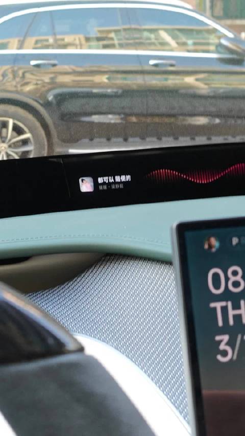 中年男子听梁静茹歌曲回忆青春