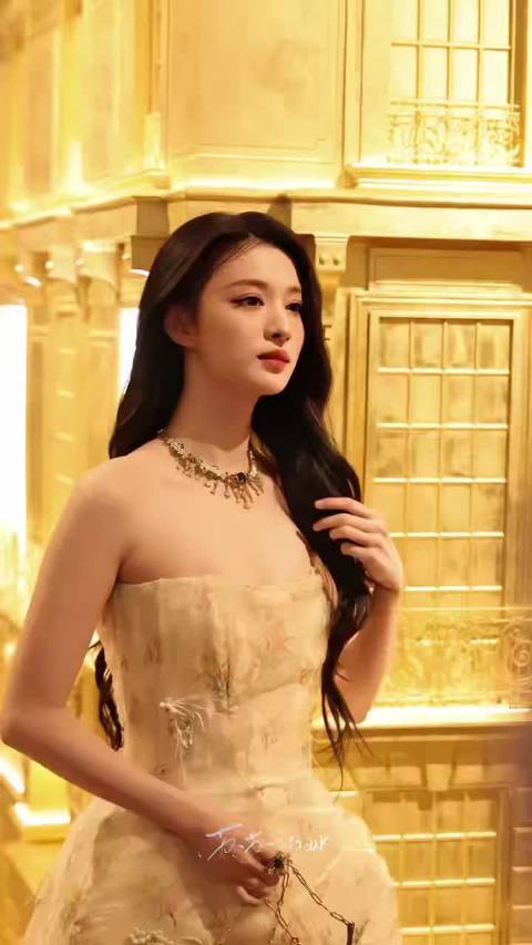 王楚然苏州活动穿白色碎花裙亮相