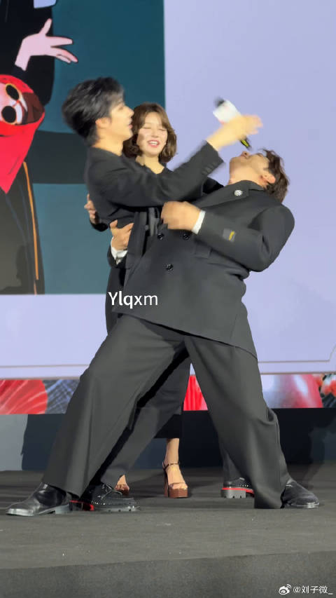 刘宇宁赵露思唐晓天还原下腰名场面 赵露思 珠帘玉幕 微博VC计划