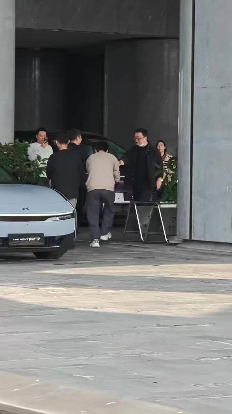 用户称跪求获小鹏VLA2.0测试车，何小鹏亲自交付