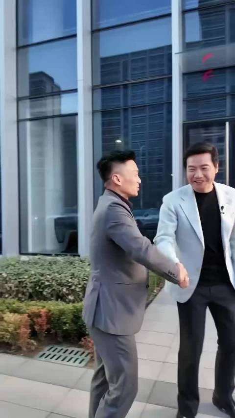 雷军现身SU7发布会为阿维塔12站台，明日开启预售
