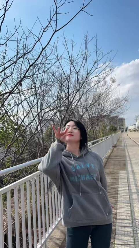 卖鞋姑娘乔乔乡间起舞,思念与热爱同行