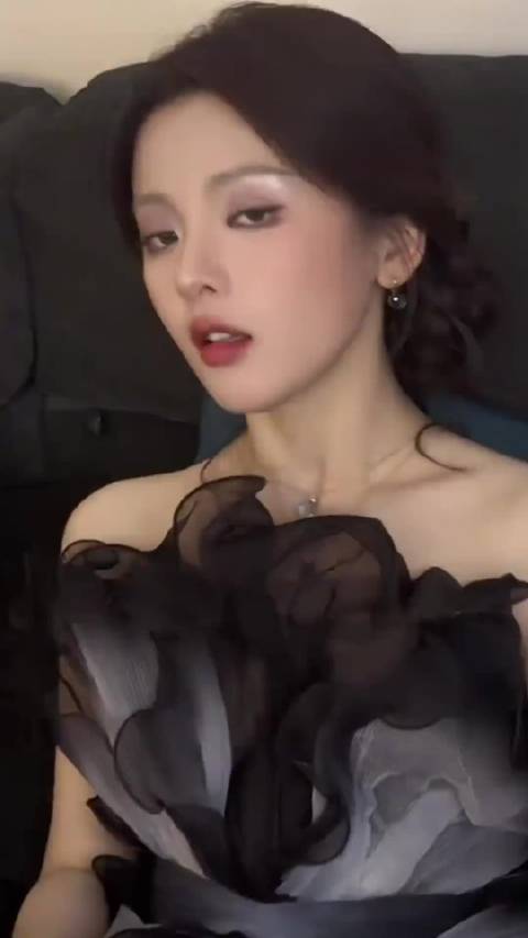 杨超越妹妹可爱怼脸～盯!打啊，到底打不打？！