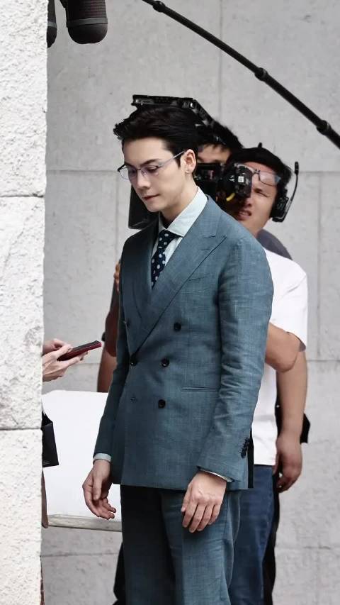 陈伟霆新剧路透曝光，街头吵架戏份引关注