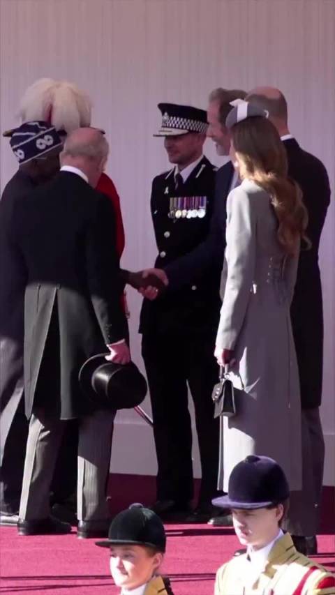 今天凯瑟琳王储妃在温莎举行的欢迎仪式上向查尔斯三世行屈膝礼