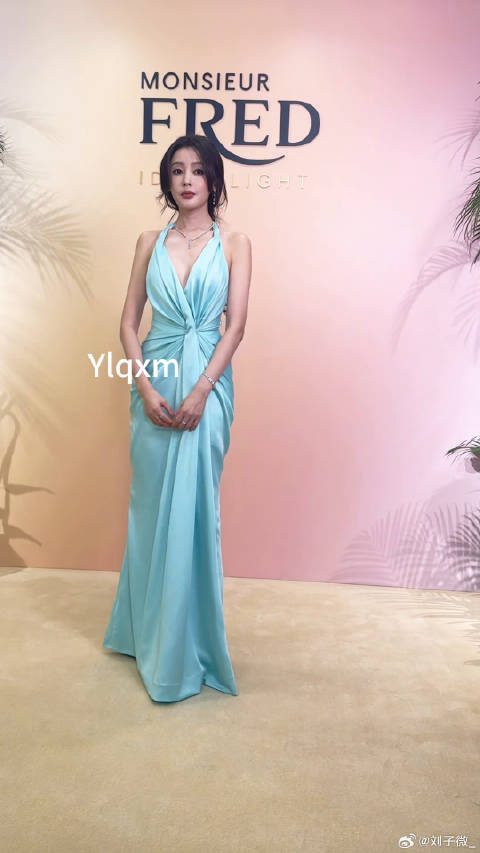 张天爱浅蓝色挂脖长裙 微博VC计划