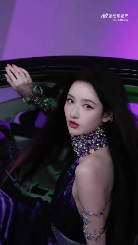王玉雯紫色长裙推车门氛围感拉满