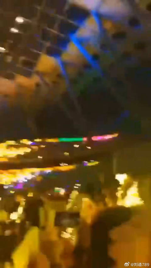 蔡徐坤鹿晗浙江卫视跨年演唱会现场粉丝应援灯牌battle