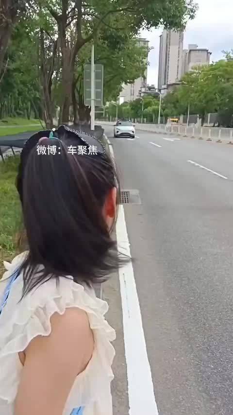 中国多城现无人驾驶出租车，小女孩乘车视频引热议