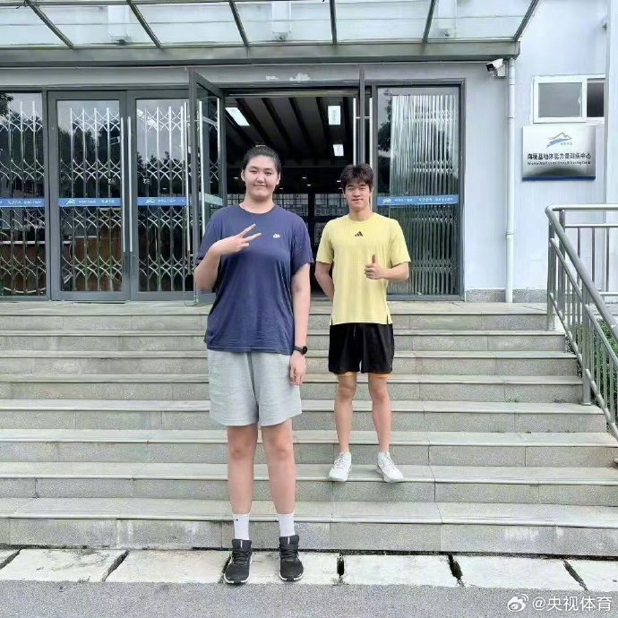 中国女篮张子宇与队友组最萌身高差