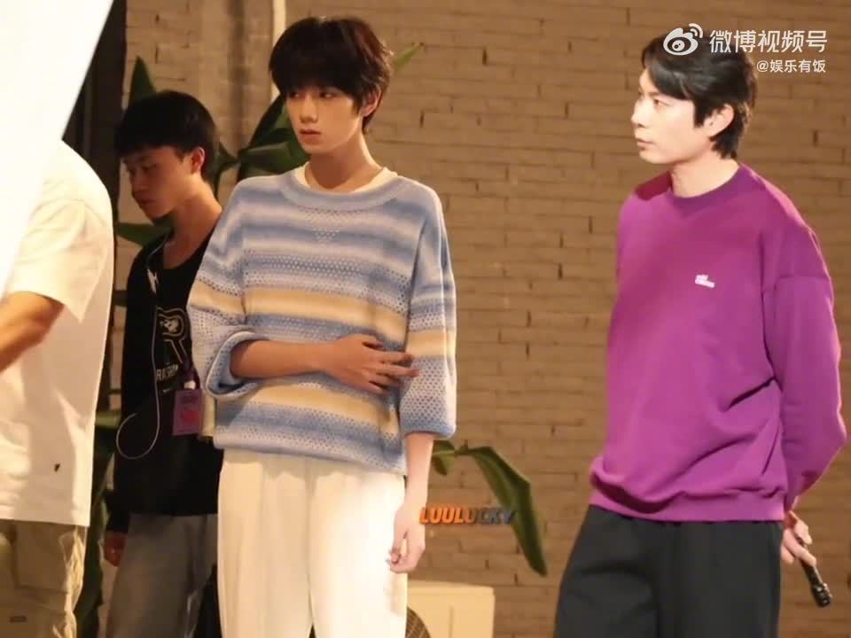 与1米87艾伦同框 王橹杰16岁烦恼是身高太高