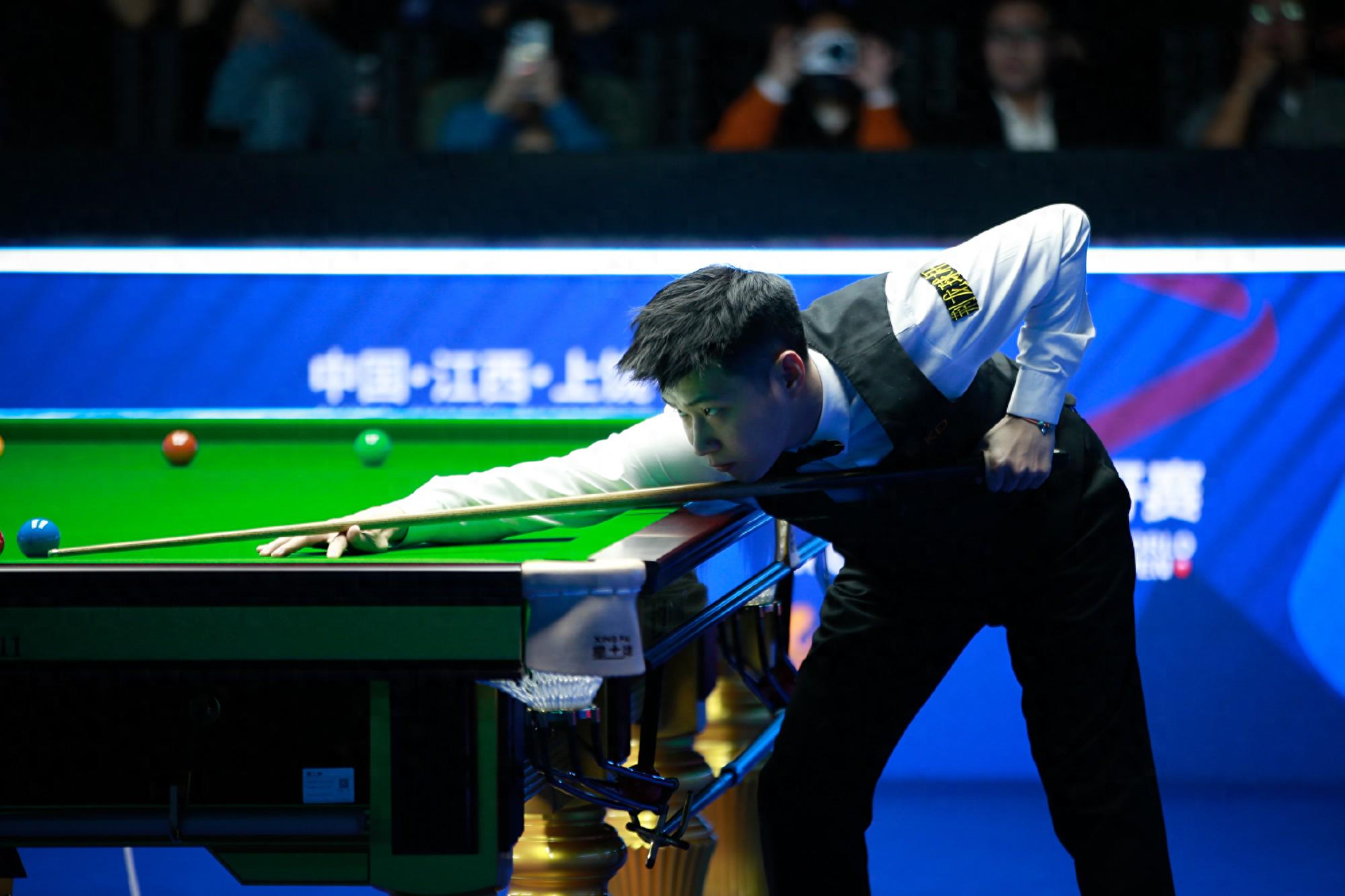 赵心童回应单手炫技!中国8人闯入世界公开赛32强,希金斯出局|世界公开赛|傅家俊|张安达|约翰·希金斯|肖国栋|赵心童