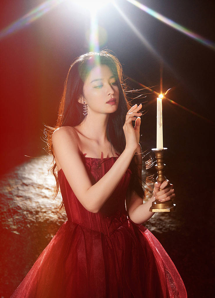 王楚然时尚大片与直播展现“呼吸感”气质引关注_自然光_品牌_活动