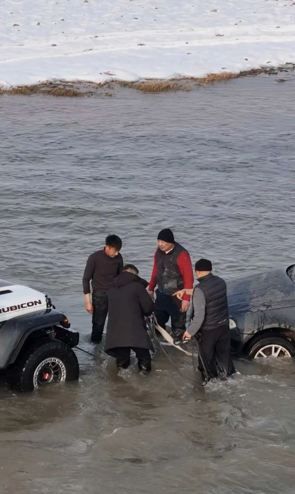 宝马越野车被困汝河,60岁于东来跳入冰水施救,目击者:他很热心肠,专门返程救援