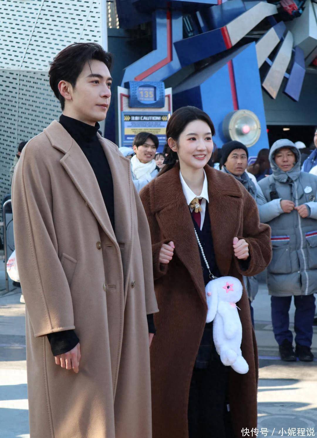 陈星旭王玉雯环球影城同框！大方打招呼宣传新剧，互动比剧里还甜