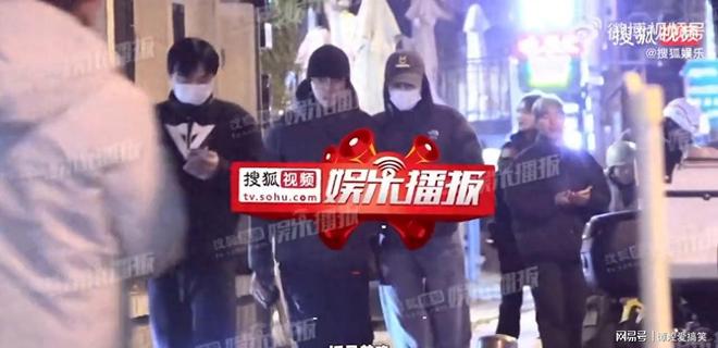 陈伟霆何穗低调牵手漫步街头，甜蜜说笑尽显温馨