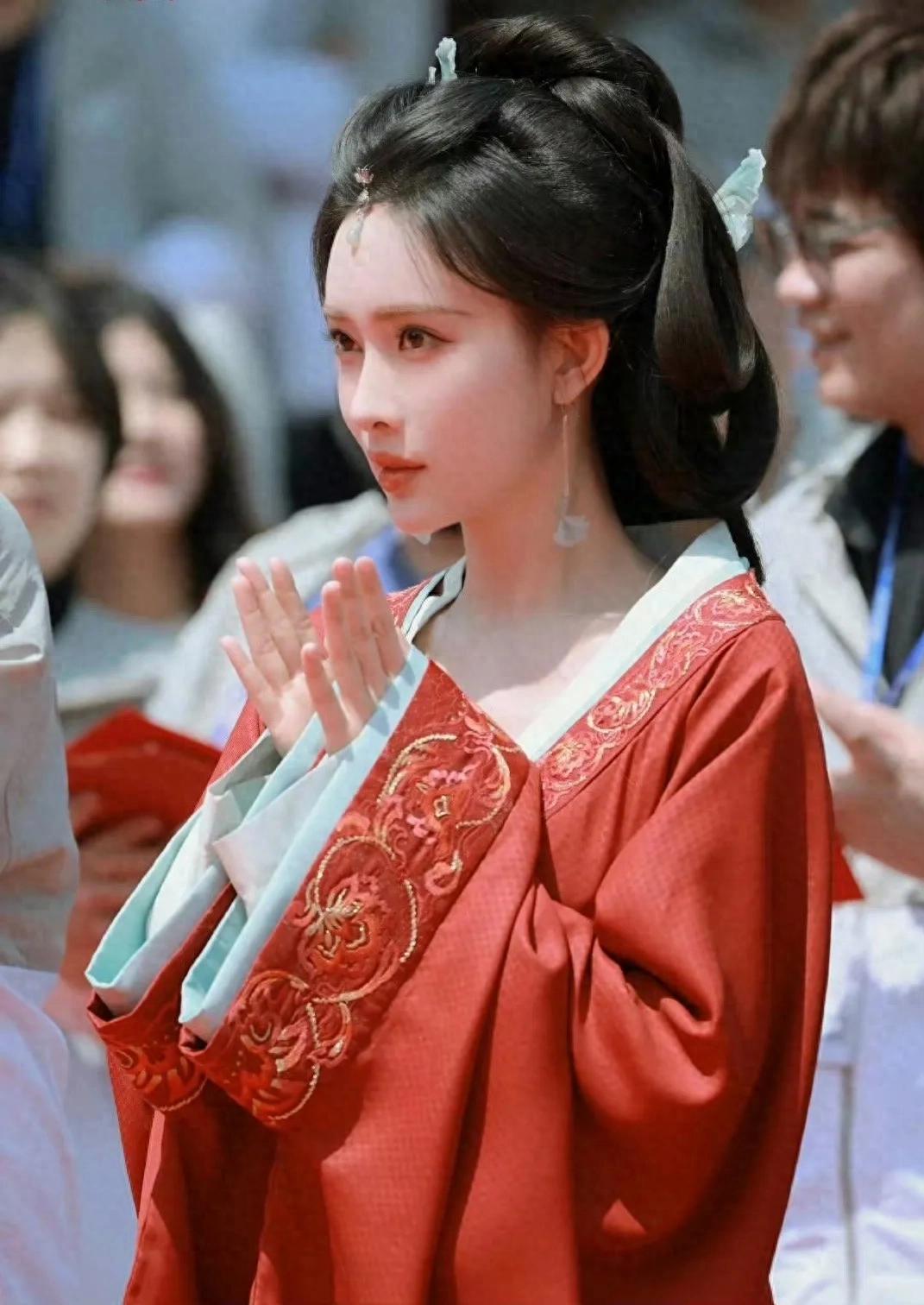 孟子义新剧《百花杀》开机 红衣造型惊艳引爆网络期待