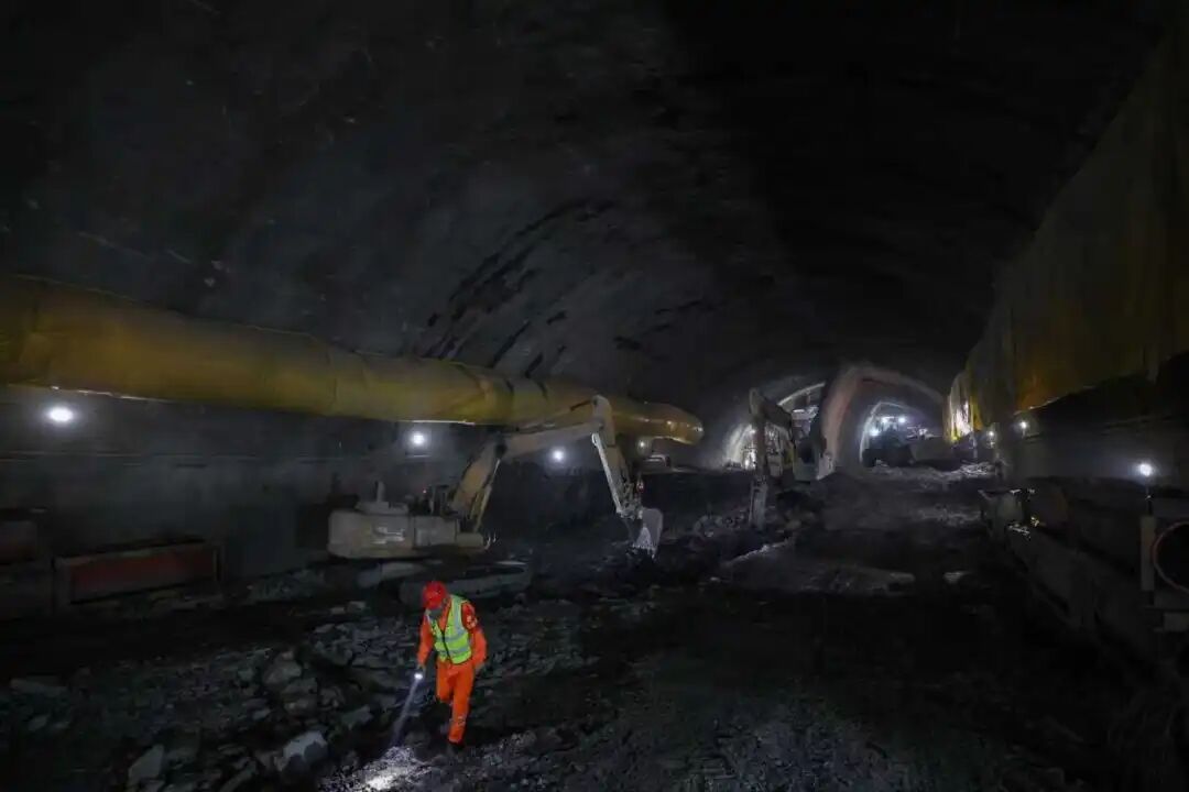 正在施工中的箕山隧道。