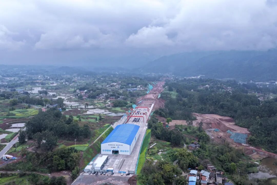 成渝高速（重庆段）改扩建项目全线首座预制梁场投用。