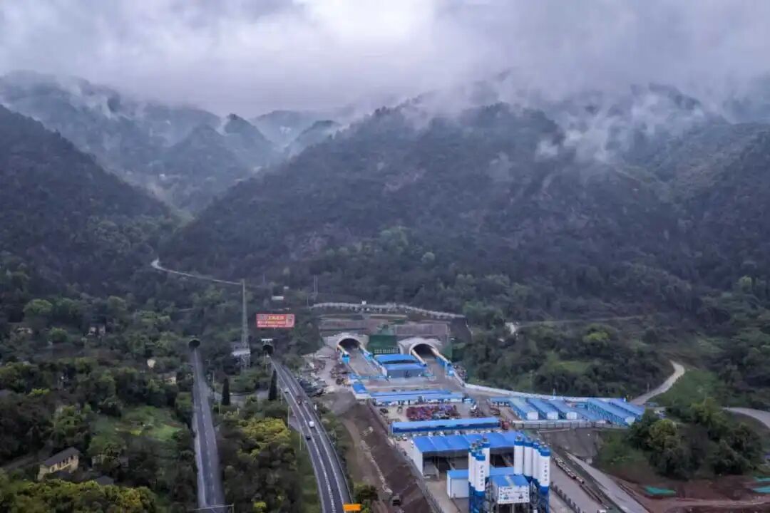 建设中的缙云山隧道。