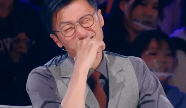 41岁的谢霆锋模仿达人“呆木头”,挑战悬空转呼啦圈!你行吗?