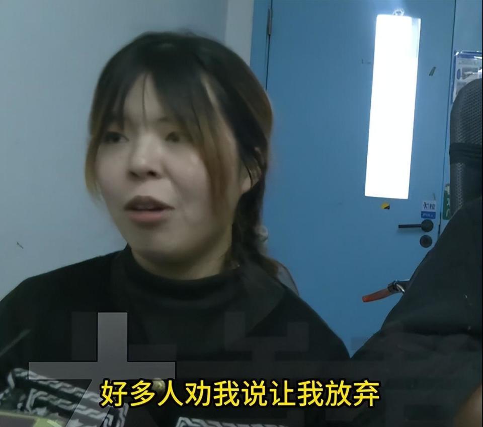河南一女子唤醒昏迷7个月的植物人丈夫，二人相视大哭：好多人劝我放弃，但只要他在，孩子就有爸爸，我就有老公