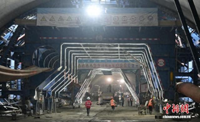 图为成渝高速(重庆段)改扩建项目的一处隧道建设现场。张旭 摄