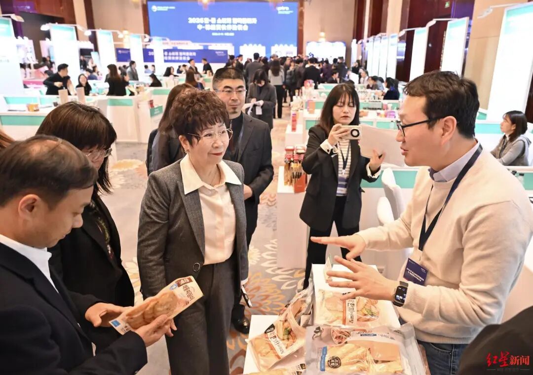 成都红旗连锁股份有限公司总经理曹世如（前排右二）率团队前来考察