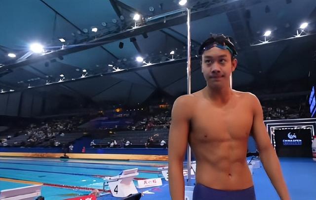 18岁张展硕领奖一脸稚气！刷新个人PB不满足 赛前目标是超孙杨纪录