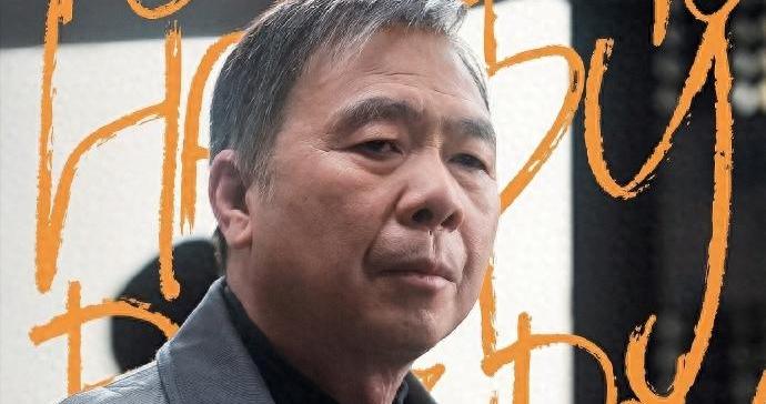 知名导演冯小刚确认参演《流浪地球3》，角色名为“周栋亮”、穿印有UEG工装定妆照，网友热评太犀利