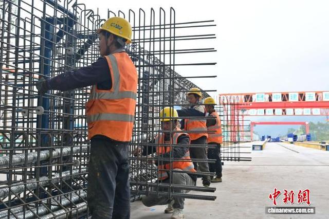 图为工人正在绑扎钢筋。张旭 摄