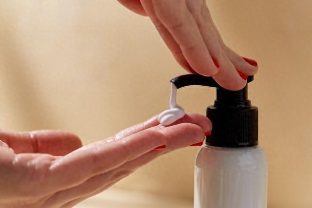 乳液和面霜到底差在哪?很多人都用反了，难怪皮肤越护越干_范范皮肤科