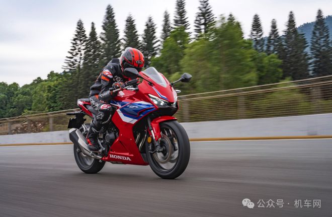 新款CBR400R公布售价，36000元，你觉得咋样？