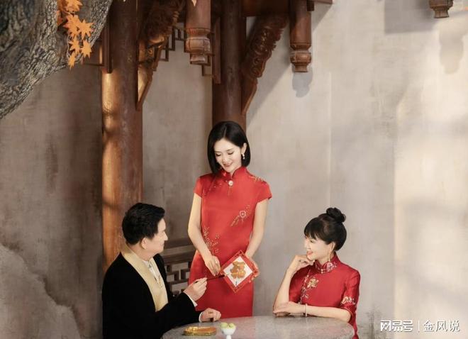 谢娜带爸妈拍全家福，妈妈长得像赵雅芝，爸爸和谢娜共用一张脸