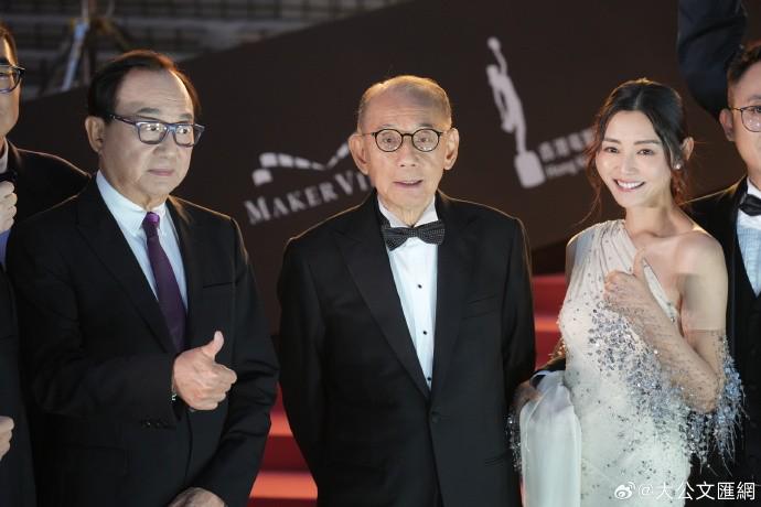 同时荣膺金像、华表两座影后奖杯，网友:求杨受成同款事业运!|华表|影后奖杯|惠英红|杨受成|英皇|金像奖|金马奖