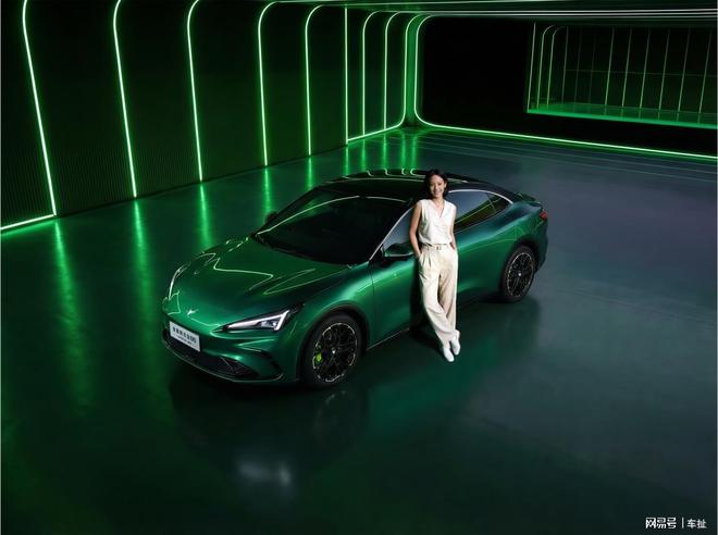 补贴价9.98万起 “小蓝灯”上车 极狐全新阿尔法S5上市