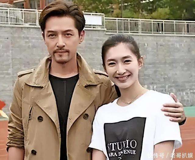 39岁江疏影近照曝光，黑长直造型亮相活动现场