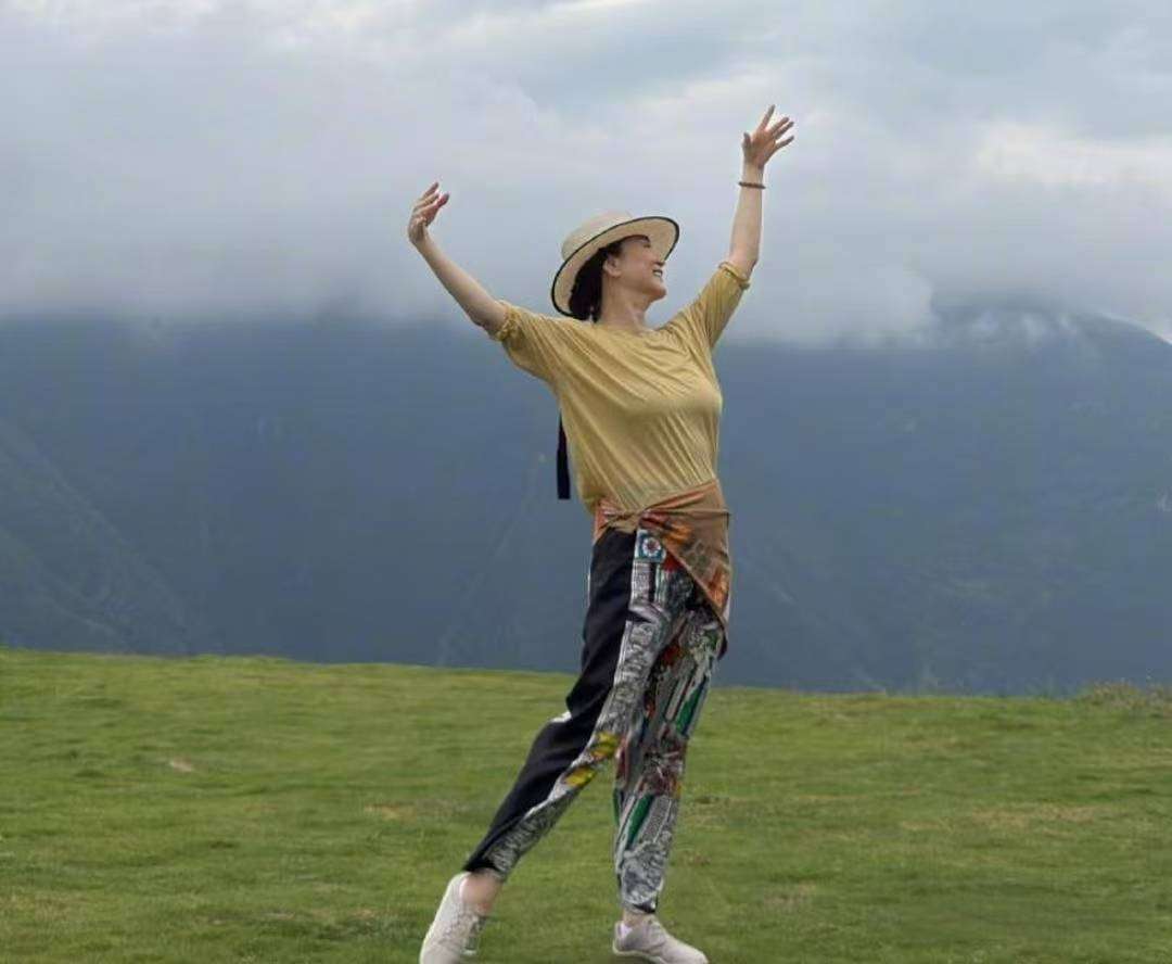 68岁林青霞罕见露面,穿运动装爬山,冻龄颜值惊呆网友