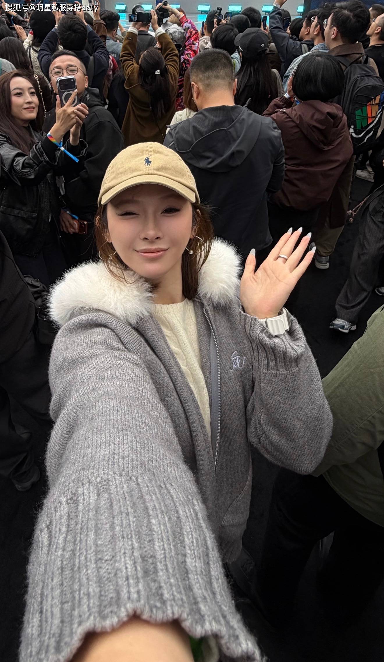 吴艳妮果然受欢迎！与库克李宇春大方自拍，穿搭老钱妆容精致！