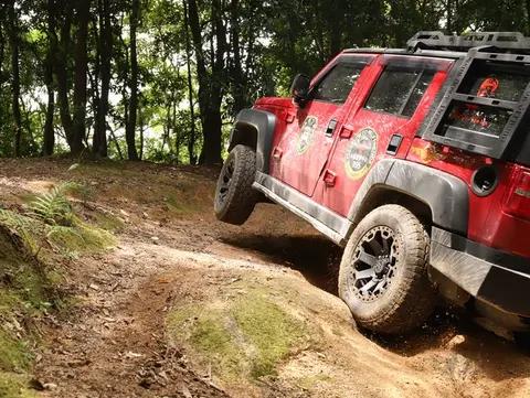 硬派越野车的动力之争:增程式与插电混动技术深度对比