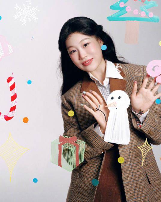 沈佳润美甲提前过圣诞！指尖圣诞树引爆社交，是仪式感还是明星滤镜？