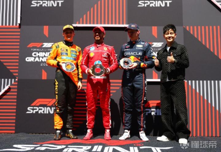 好久不见，50岁林志颖现身F1中国站，为汉密尔顿等人颁奖|汉密尔顿|维斯塔潘|F1|F1大奖赛|懂球帝