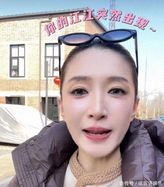 江疏影年前收工！大背头造型翻车，难掩归家喜悦