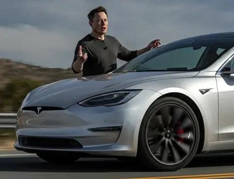 窄路通行+指挥手势，特斯拉FSD再升级，国内用户有盼头