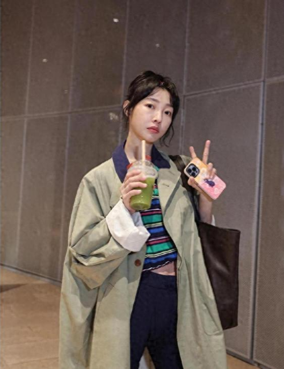 初春火了一种穿搭,叫白百何的风衣:配衬衫、牛仔裤美出新高度