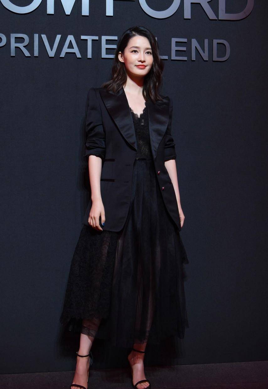 38岁蒋欣气场不错,穿西装配纱裙,同框55岁刘嘉玲高级感丝毫不输