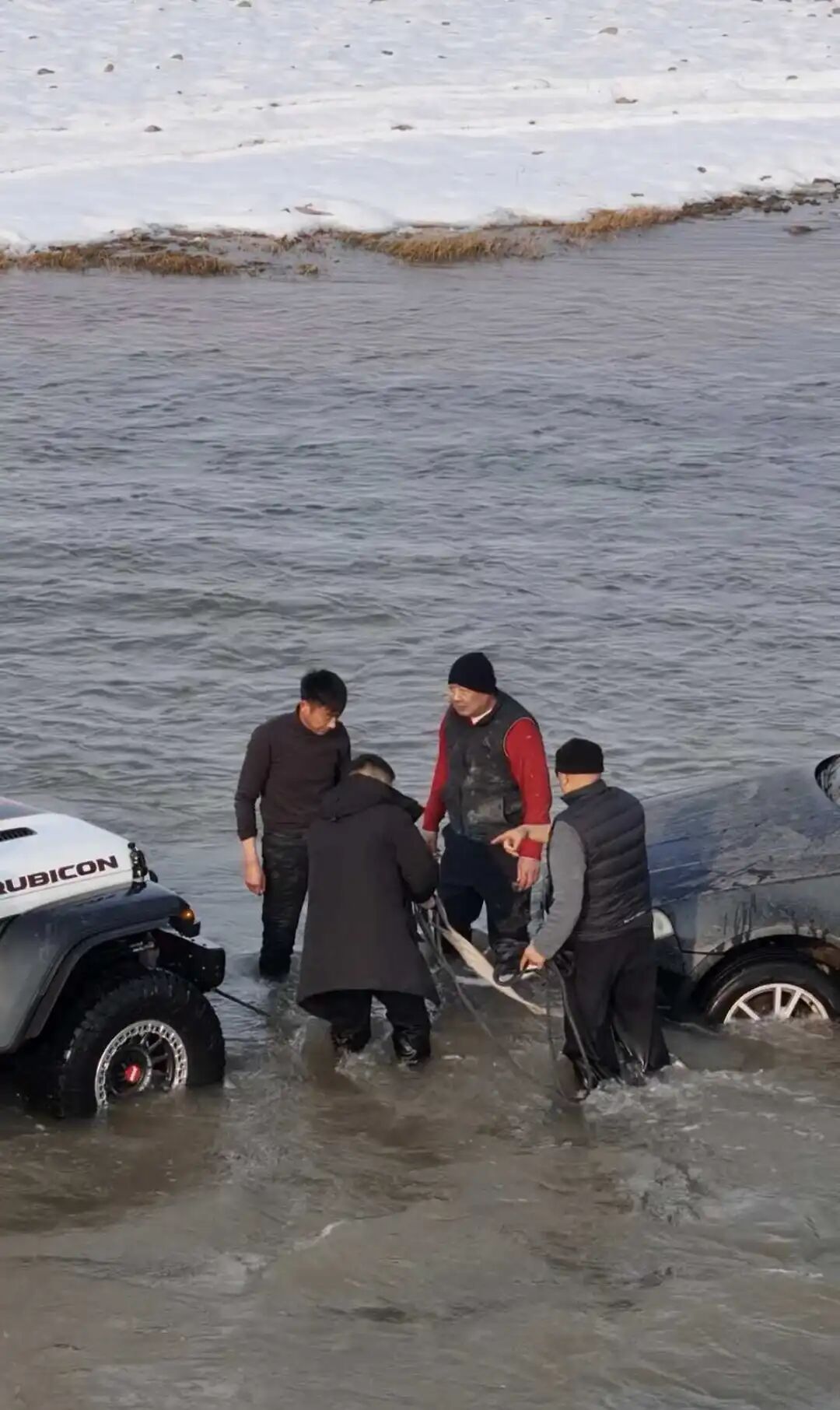 越野车被困汝河，60岁于东来跳入冰水施救，目击者:他很热心肠，专门返程救援