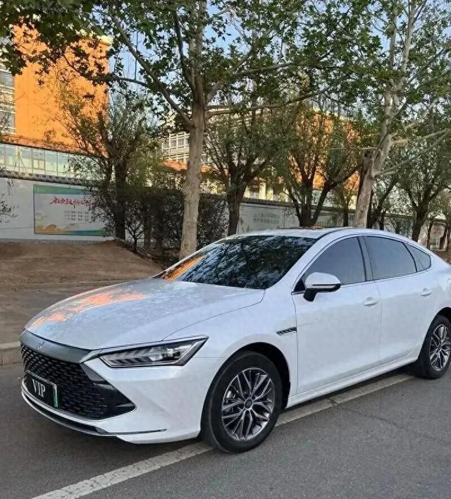比亚迪抛出杀手锏，纯电续航210km的插混轿车，仅需8万多_一车世界
