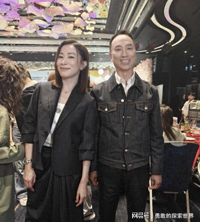71岁富商晒与佘诗曼合照，称30多年未见未老，妻子翁嘉穗同框