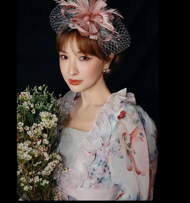 43岁吴昕晒春日美照，繁花裙出镜，淑女范十足！